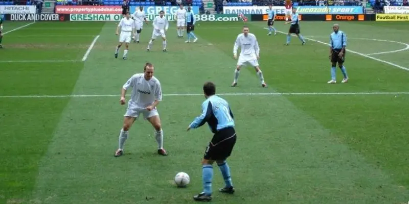 Trung vệ quả bóng không người ball-playing center back thoát pressing