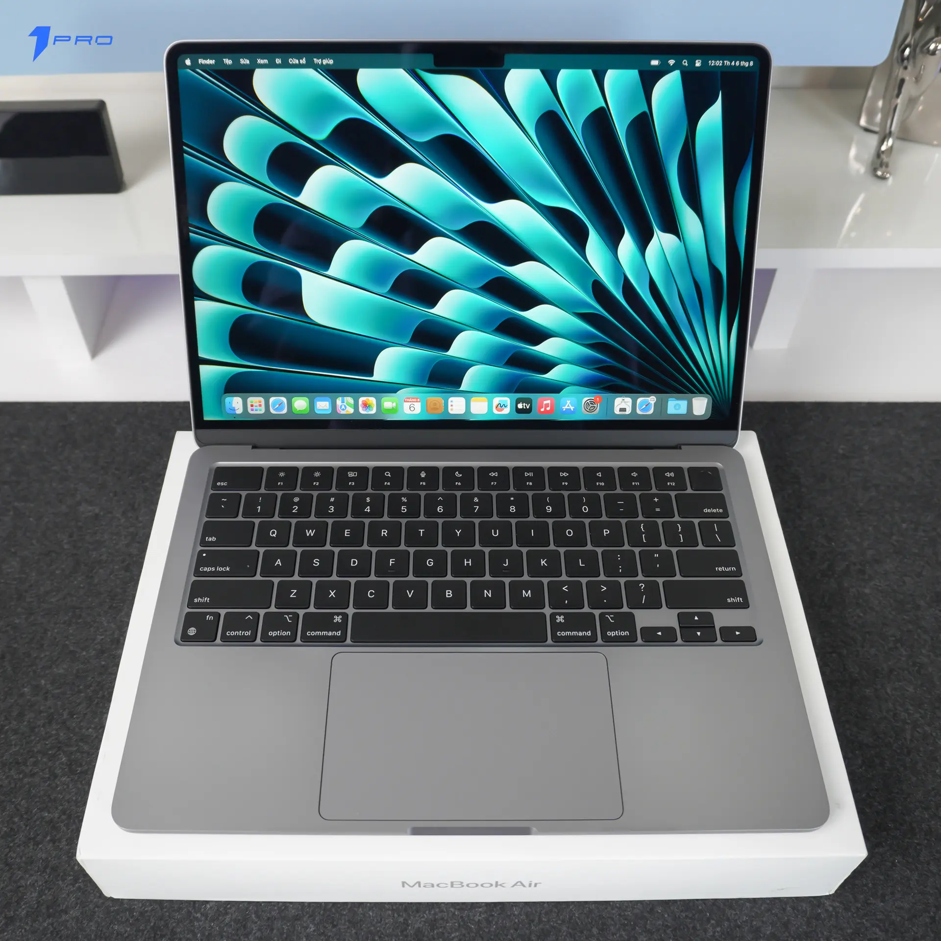 Macbook Air M2 màu Midnight đặt trên bàn làm việc sáng màu