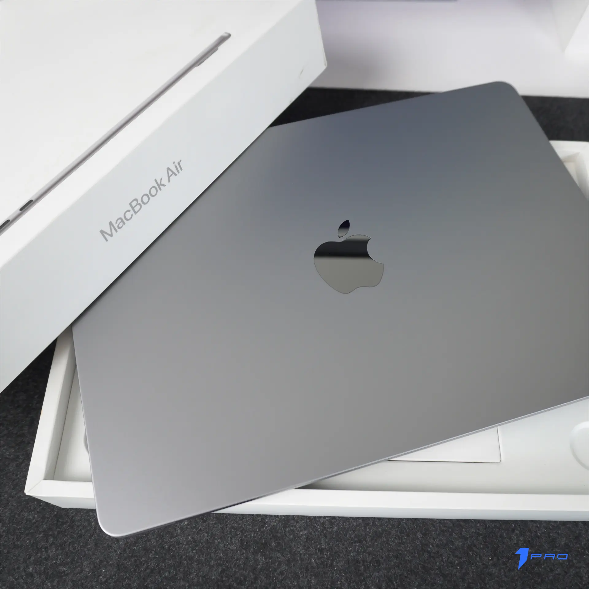 Người dùng đang chỉnh sửa video trên Macbook Air M2