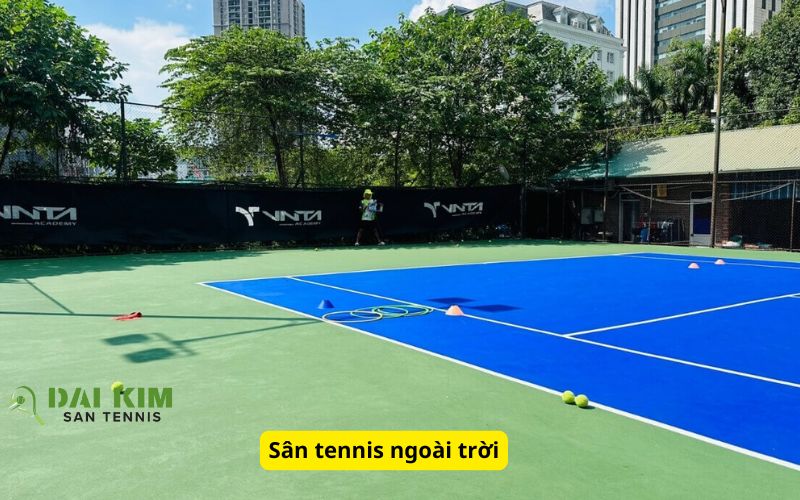 Sân tennis ngoài trời