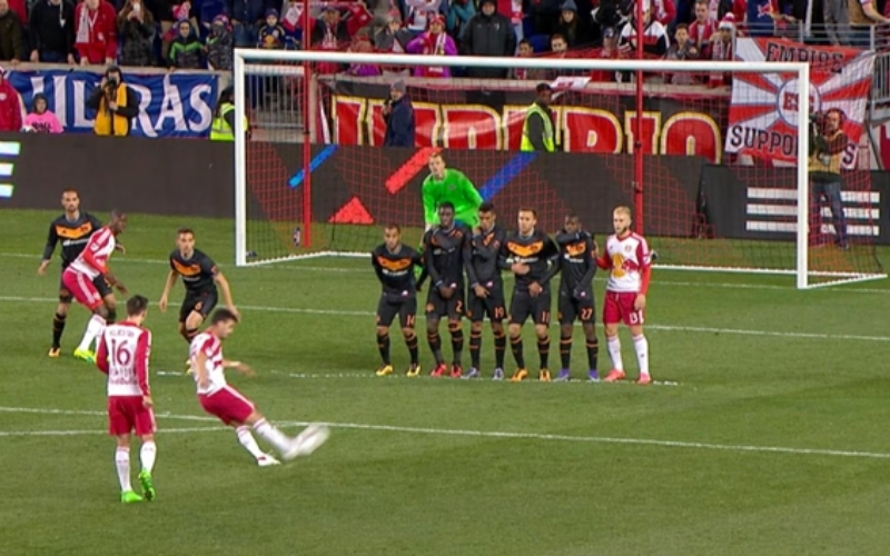 Đá Phạt Gián Tiếp (Indirect Free Kick) là gì? Sự khác biệt cốt lõi so với phạt trực tiếp.