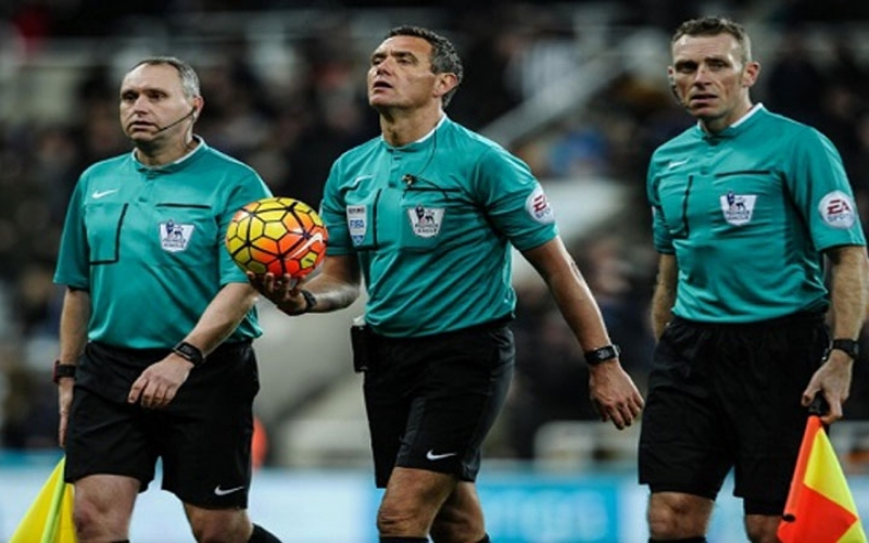 Trọng Tài Bàn (Fourth Official) có vai trò gì? Nhiệm vụ và quyền hạn của người đứng ngoài sân.