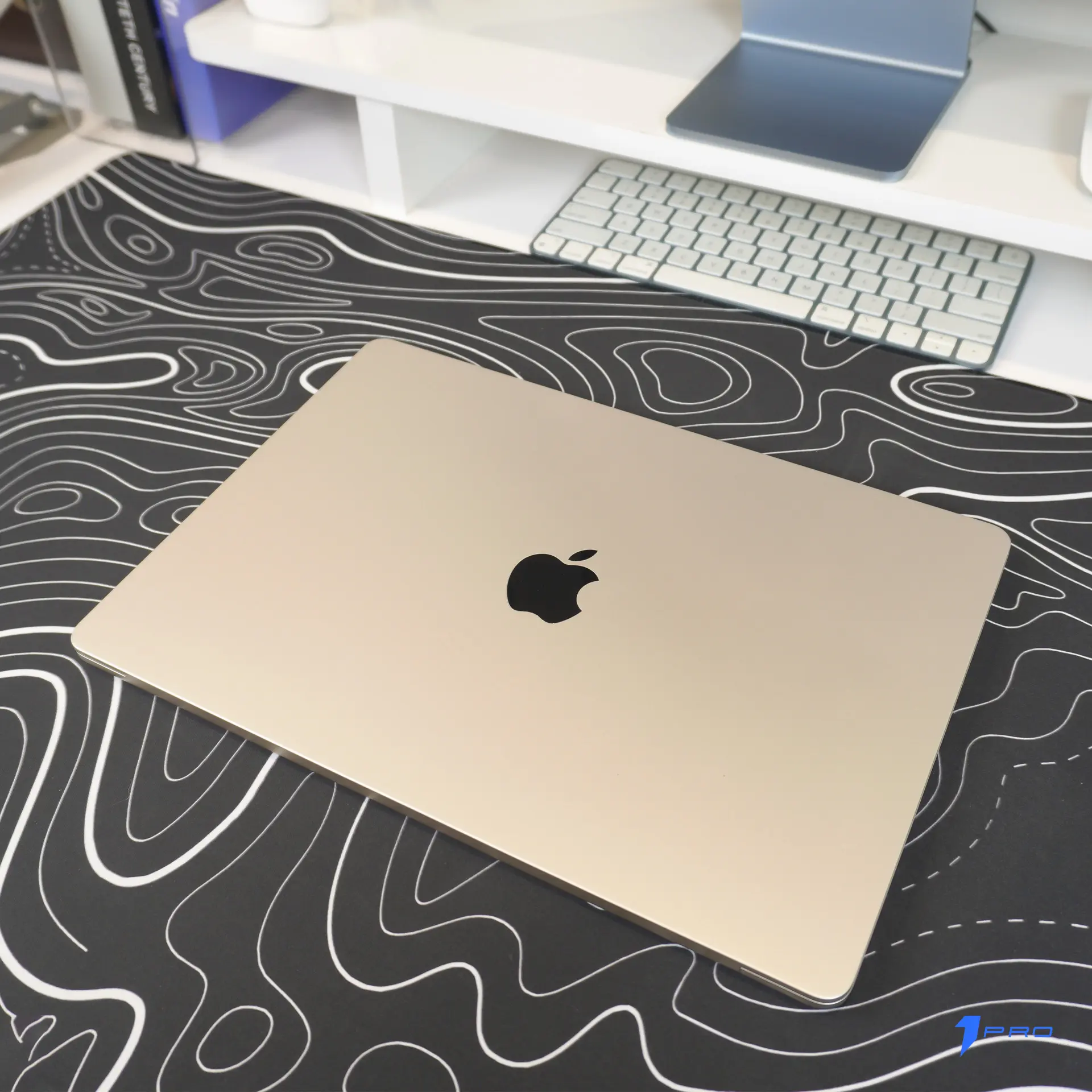 Người dùng đang chỉnh sửa ảnh trên Macbook Air M2 rất mượt