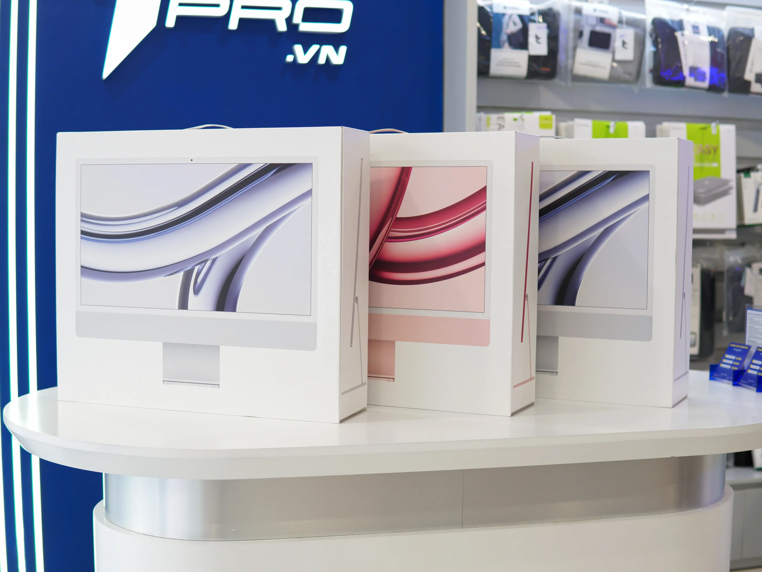 Người dùng kiểm tra màn hình iMac và kết nối trước khi nhận máy