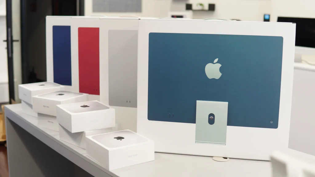 Minh họa bàn làm việc gọn với iMac và gợi ý chọn cấu hình