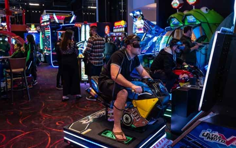 Game thủ tham gia game mô phỏng giải trí tại khu công nghệ